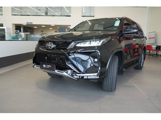 TOYOTA HILUX SW4 2.8 D-4D TURBO DIESEL DIAMOND 7L 4X4 AUTOMÁTICO